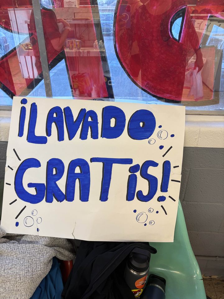 A hand-painted sign reading Lavado Gratis